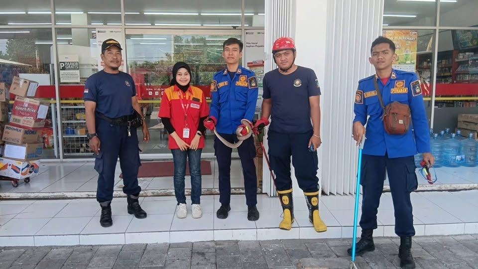 Damkartan Lombok Tengah Evakuasi Ular di Area Pertokoan Sengkerang