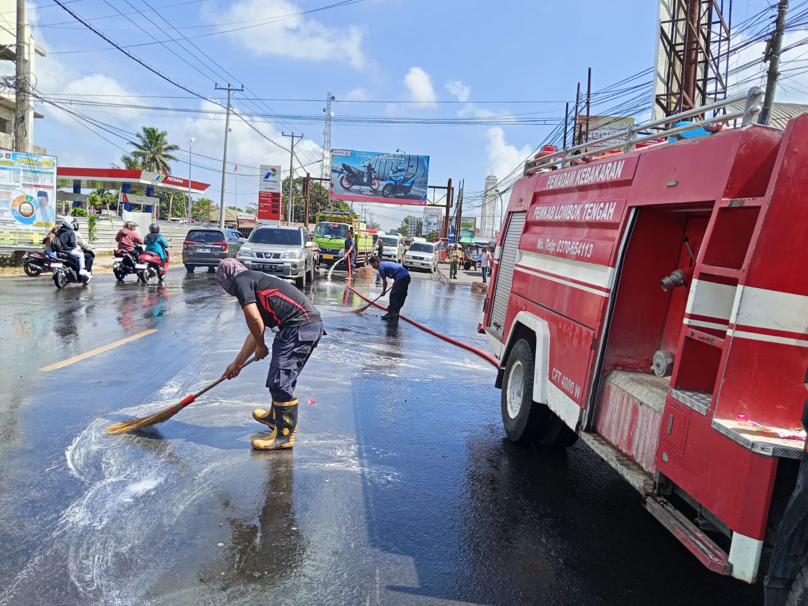 Dinas Pemadam Kebakaran dan Penyelamatan Bersihkan Tumpahan Oli di Jalan Raya Matang Kopang untuk Cegah Kemacetan
