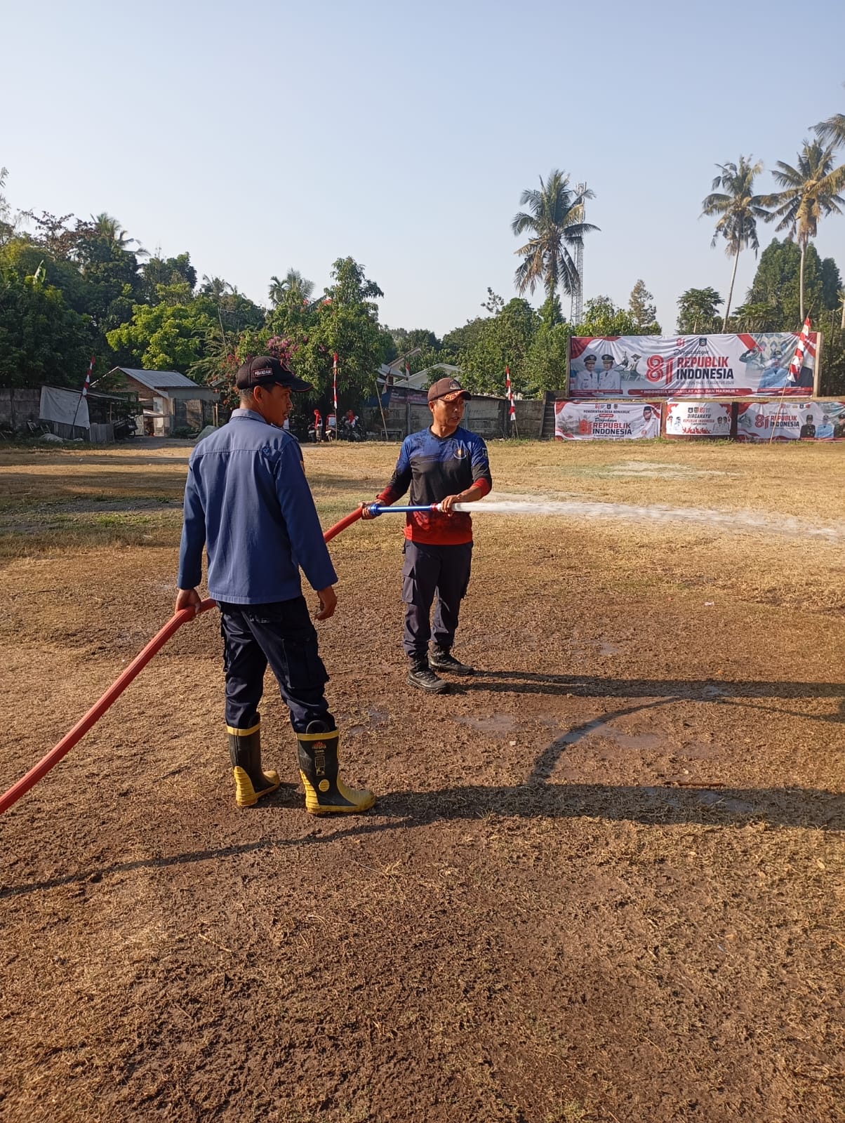 Jelang Upacara HUT ke-81 Kemerdekaan RI, Damkar Lombok Tengah Laksanakan Penyiraman Lapangan Desa Bonjeruk