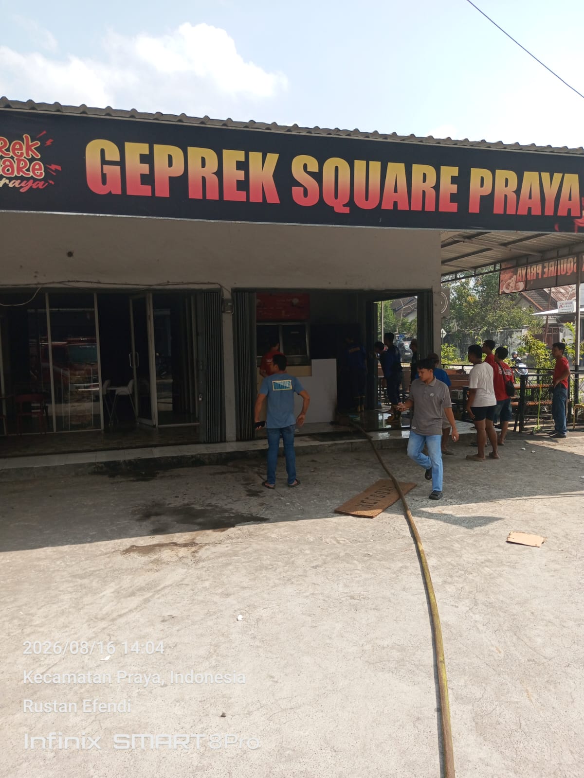 Pemadam Kebakaran Lakukan Pemadaman di Rumah Makan Geprek Chiken