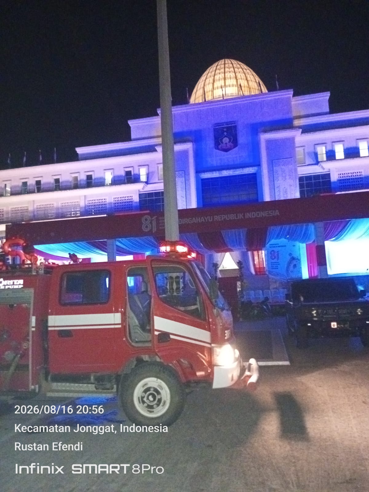 Penyiraman halaman di Kantor Bupati  dalam rangka persiapan memperingati HUT Kemerdekaan Republik Indonesia ke-81